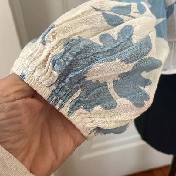 American Eagle Blue Daisy Blouse puff sleeve, tie front‎ size XS - Picture 3 of 5